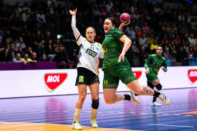 251201 Emma Lindqvist of Sweden and Marcela Arounian of Brazil during the 2025 IHF Women™s World Championship, WM, Weltmeisterschaft handball match between Sweden and Brazil on December 1, 2025 in Stuttgart. Photo: Emma Wallskog BILDBYRAN COP 320 EW0598 handball handboll handball bbeng vm handball-vm handbolls-vm ihf handball world championship world handball championship 2025 world championship 2025 sverige sweden brasilien dam Copyright: EMMAxWALLSKOG BB251201EW078