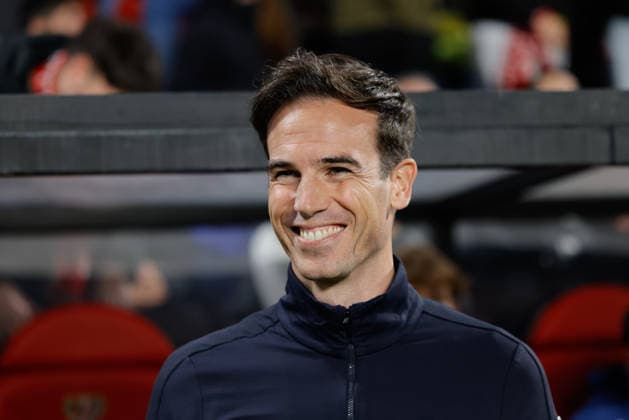 December 1, 2025, Madrid, Madrid, Spain: Inigo Perez, head coach of Rayo Vallecano, smiles during the Spanish League, LaLiga EA Sports, football match played between Rayo Vallecano and Valencia CF at Estadio de Vallecas on December 01, 2025, in Madrid, Spain. Madrid Spain - ZUMAa181 20251201_zaa_a181_170 Copyright: xDennisxAgyemanx
