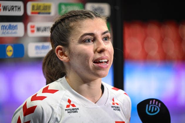 Niederlande, Handball, Weltmeisterschaft der Frauen 2025, Ungarn vs Schweiz, 01.12.2025, Maaspoort Sports & Events, s-Hertogenbosch, Niederlande, Mia Emmenegger (Schweiz, 8) beim Interview nach dem Spiel Copyright: xMarkusxVerwimpx