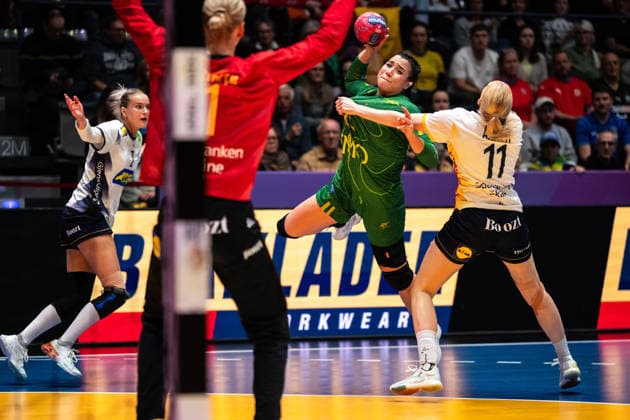 251201 Giulia Guarieiro of Brazil during the 2025 IHF Women™s World Championship, WM, Weltmeisterschaft handball match between Sweden and Brazil on December 1, 2025 in Stuttgart. Photo: Emma Wallskog BILDBYRAN COP 320 EW0598 handball handboll handball bbeng vm handball-vm handbolls-vm ihf handball world championship world handball championship 2025 world championship 2025 sverige sweden brasilien dam Copyright: EMMAxWALLSKOG BB251201EW104