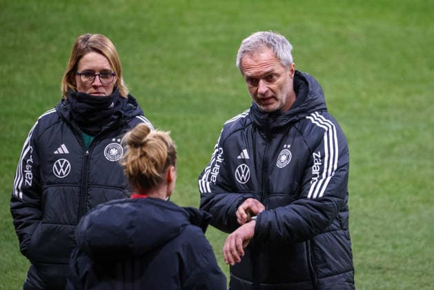 Madrid, Deutschland 01. Dezember 2025: UEFA Nations League Women - Finale - Abschlusstraining - 2025 - Spanien vs. Deutschland Im Bild: v.l. Co-Trainerin Saskia Bartusiak (Deutschland) und Bundestrainer Christian Wück Wueck (Deutschland) beim Abschlusstraining vor dem Finalspiel der Women™s Nations League gegen Spanien in Madrid. Estado Metropolitano Copyright: xFotostandx xFantinix