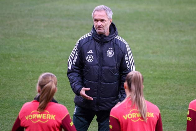 Madrid, Deutschland 01. Dezember 2025: UEFA Nations League Women - Finale - Abschlusstraining - 2025 - Spanien vs. Deutschland Im Bild: Bundestrainer Christian Wück Wueck (Deutschland) beim Abschlusstraining vor dem Finalspiel der Women™s Nations League gegen Spanien in Madrid. Estado Metropolitano Copyright: xFotostandx xFantinix
