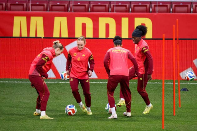 Madrid, Deutschland 01. Dezember 2025: UEFA Nations League Women - Finale - Abschlusstraining - 2025 - Spanien vs. Deutschland Im Bild: v.li. Franziska Kett (Deutschland), Lisanne Gräwe Graewe (Deutschland), Shekeira Martinez (Deutschland) und Nicole Anyomi (Deutschland) beim Abschlusstraining vor dem Finalspiel der Women™s Nations League gegen Spanien in Madrid. Estado Metropolitano Copyright: xFotostandx xFantinix