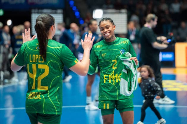 Handball I Frauen I Weltmeisterschaft I Vorrunde I 3. Spieltag I Schweden - Brasilien I 01.12.2025 Bruna de Paula (2, Brasilien) und Jhennifer Rosa Lopes dos Santos (42, Brasilien) Stuttgart Porsche Arena Baden-Württemberg Deutschland Copyright: xLobeca MaxxPetershansx