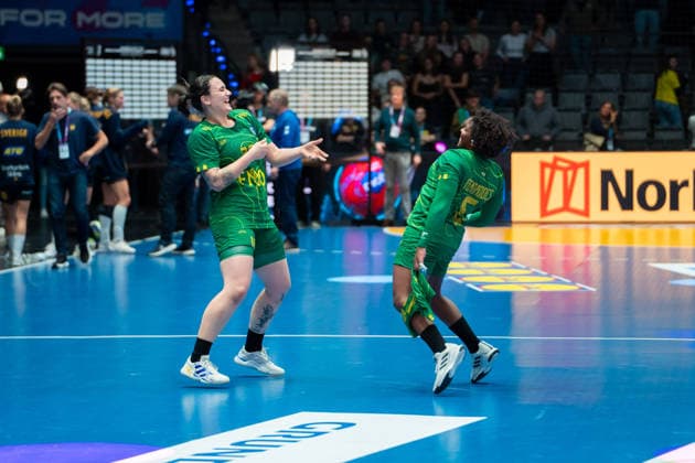 Handball I Frauen I Weltmeisterschaft I Vorrunde I 3. Spieltag I Schweden - Brasilien I 01.12.2025 Marcela Santos Arounian (36, Brasilien) und Mariane Cristina Oliveira Fernandes (6, Brasilien) Stuttgart Porsche Arena Baden-Württemberg Deutschland Copyright: xLobeca MaxxPetershansx