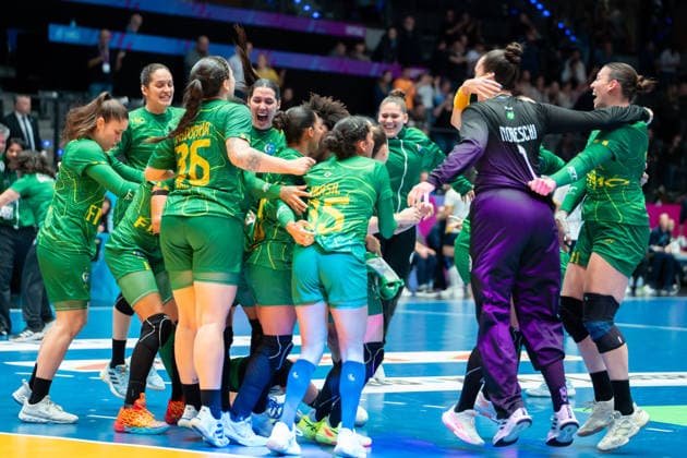 Handball I Frauen I Weltmeisterschaft I Vorrunde I 3. Spieltag I Schweden - Brasilien I 01.12.2025 Jubel und Freude bei Brasilien nach dem Sieg Stuttgart Porsche Arena Baden-Württemberg Deutschland Copyright: xLobeca MaxxPetershansx