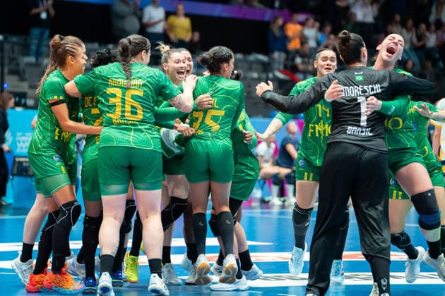 Handball I Frauen I Weltmeisterschaft I Vorrunde I 3. Spieltag I Schweden - Brasilien I 01.12.2025 Jubel und Freude bei Brasilien nach dem Sieg Stuttgart Porsche Arena Baden-Württemberg Deutschland Copyright: xLobeca MaxxPetershansx