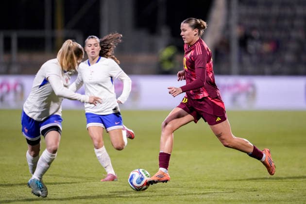 Larissa Mühlhaus (Deutschland, 10), am Ball, Aktion, Action, Spielszene, 01.12.2025, Frankfurt am Main (Deutschland), Fussball, Länderspiel, U23-Frauen, Deutschland - Frankreich, DFB DFL REGULATIONS PROHIBIT ANY USE OF PHOTOGRAPHS AS IMAGE SEQUENCES AND OR QUASI-VIDEO.