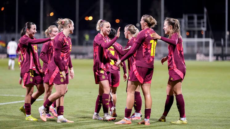 Spielerinnen der deutschen U23-Auswahl, jubeln über das Tor zum 1:0, Jubel, Torjubel, Torerfolg, celebrate the goal, goal, celebration, jubelt ueber das Tor, Freuen, Freude, freut sich, optimistisch, positiv, Spielszene, Highlight, Action, Aktion, 01.12.2025, Frankfurt am Main (Deutschland), Fussball, Länderspiel, U23-Frauen, Deutschland - Frankreich, DFB DFL REGULATIONS PROHIBIT ANY USE OF PHOTOGRAPHS AS IMAGE SEQUENCES AND OR QUASI-VIDEO.