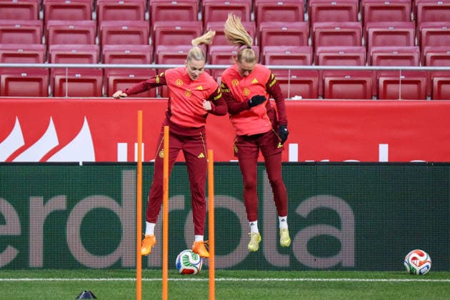 Madrid, Deutschland 01. Dezember 2025: UEFA Nations League Women - Finale - Abschlusstraining - 2025 - Spanien vs. Deutschland Im Bild: v.li. Laura Freigang (Deutschland) und Janina Minge (Deutschland) beim Abschlusstraining vor dem Finalspiel der Women™s Nations League gegen Spanien in Madrid. Estado Metropolitano Copyright: xFotostandx xFantinix