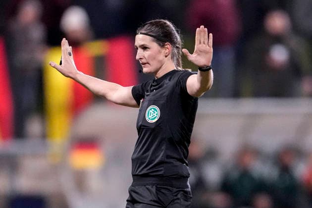 Naemi Breier (Schiedsrichterin), gibt Anweisungen, gestikuliert, mit den Armen gestikulieren, Einzelbild, Einzelfoto, Aktion, Action, 01.12.2025, Frankfurt am Main (Deutschland), Fussball, Länderspiel, U23-Frauen, Deutschland - Frankreich, DFB DFL REGULATIONS PROHIBIT ANY USE OF PHOTOGRAPHS AS IMAGE SEQUENCES AND OR QUASI-VIDEO.