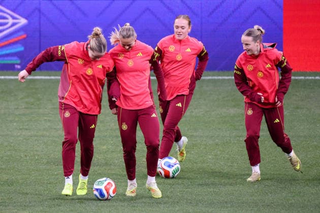 Madrid, Deutschland 01. Dezember 2025: UEFA Nations League Women - Finale - Abschlusstraining - 2025 - Spanien vs. Deutschland Im Bild: v.li. Alara (Deutschland), Klara Bühl Buehl (Deutschland), Lisanne Gräwe Graewe (Deutschland) und Franziska Kett (Deutschland) beim Abschlusstraining vor dem Finalspiel der Women™s Nations League gegen Spanien in Madrid. Estado Metropolitano Copyright: xFotostandx xFantinix