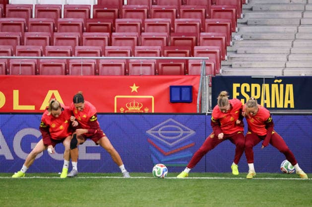 Madrid, Deutschland 01. Dezember 2025: UEFA Nations League Women - Finale - Abschlusstraining - 2025 - Spanien vs. Deutschland Im Bild: v.li.Sarai Linder (Deutschland), Bibiane Schulze Solano (Deutschland). Alara (Deutschland) und Klara Bühl Buehl (Deutschland) beim Abschlusstraining vor dem Finalspiel der Women™s Nations League gegen Spanien in Madrid. Estado Metropolitano Copyright: xFotostandx xFantinix
