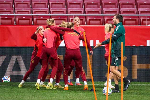 Madrid, Deutschland 01. Dezember 2025: UEFA Nations League Women - Finale - Abschlusstraining - 2025 - Spanien vs. Deutschland Im Bild: Die Spielerinnen der deutschen Fußballnationalmannschaft der Frauen mit Fitnesstrainer Julius Balsmeier (Deutschland) beim Abschlusstraining vor dem Finalspiel der Women™s Nations League gegen Spanien in Madrid. Estado Metropolitano Copyright: xFotostandx xFantinix