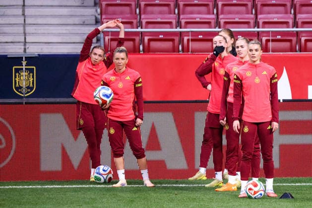 Madrid, Deutschland 01. Dezember 2025: UEFA Nations League Women - Finale - Abschlusstraining - 2025 - Spanien vs. Deutschland Im Bild: v.li. Elisa Senß Senss (Deutschland), Linda Dallmann (Deutschland), Janina Minge (Deutschland), Laura Freigang (Deutschland) und Selina Cerci (Deutschland) beim Abschlusstraining vor dem Finalspiel der Women™s Nations League gegen Spanien in Madrid. Estado Metropolitano Copyright: xFotostandx xFantinix