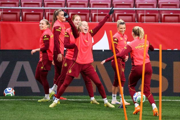 Madrid, Deutschland 01. Dezember 2025: UEFA Nations League Women - Finale - Abschlusstraining - 2025 - Spanien vs. Deutschland Im Bild: v.li. Elisa Senß Senss (Deutschland), Selina Cerci (Deutschland), Sjoeke Nüsken Nuesken (Deutschland), Janina Minge (Deutschland), Linda Dallmann (Deutschland) und Laura Freigang (Deutschland) beim Abschlusstraining vor dem Finalspiel der Women™s Nations League gegen Spanien in Madrid. Estado Metropolitano Copyright: xFotostandx xFantinix