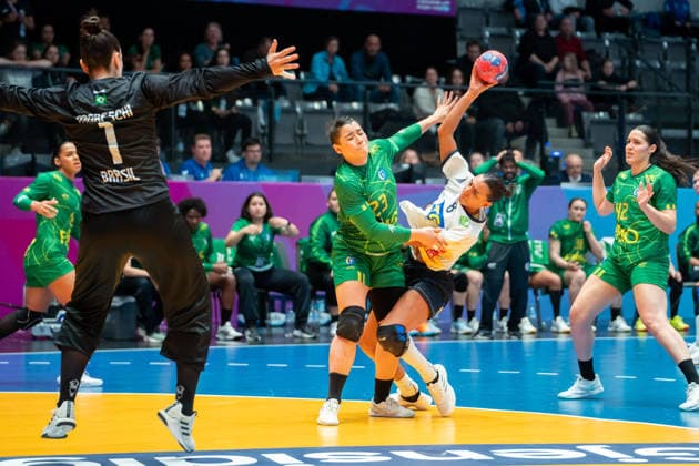 Handball I Frauen I Weltmeisterschaft I Vorrunde I 3. Spieltag I Schweden - Brasilien I 01.12.2025 Giulia Guarieiro (23, Brasilien) verteidigt Jamina Caroline Roberts (8, Schweden) Stuttgart Porsche Arena Baden-Württemberg Deutschland Copyright: xLobeca MaxxPetershansx