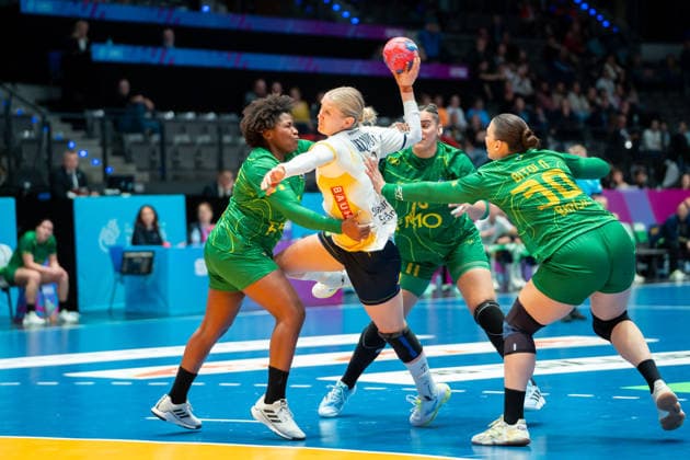 Handball I Frauen I Weltmeisterschaft I Vorrunde I 3. Spieltag I Schweden - Brasilien I 01.12.2025 Nina Koppang (3, Schweden) im Wurf verteidigt von Mariane Cristina Oliveira Fernandes (6, Brasilien) und Gabriela Clausson Bitolo (30, Brasilien) Stuttgart Porsche Arena Baden-Württemberg Deutschland Copyright: xLobeca MaxxPetershansx