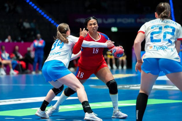 Handball I Frauen I Weltmeisterschaft I Vorrunde I 3. Spieltag I Tschechien - Kuba I 01.12.2025 Lorena Aide Tellez Delgado (18, Kuba) Stuttgart Porsche Arena Baden-Württemberg Deutschland Copyright: xLobeca MaxxPetershansx