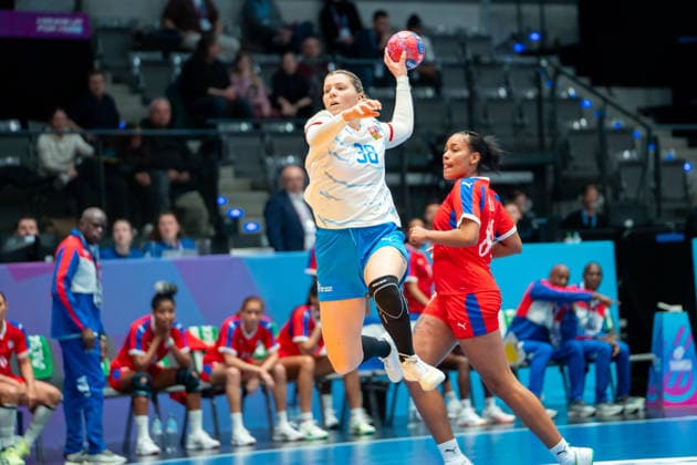 Handball I Frauen I Weltmeisterschaft I Vorrunde I 3. Spieltag I Tschechien - Kuba I 01.12.2025 Anna Frankova (38, Tschechien) im Wurf Stuttgart Porsche Arena Baden-Württemberg Deutschland Copyright: xLobeca MaxxPetershansx