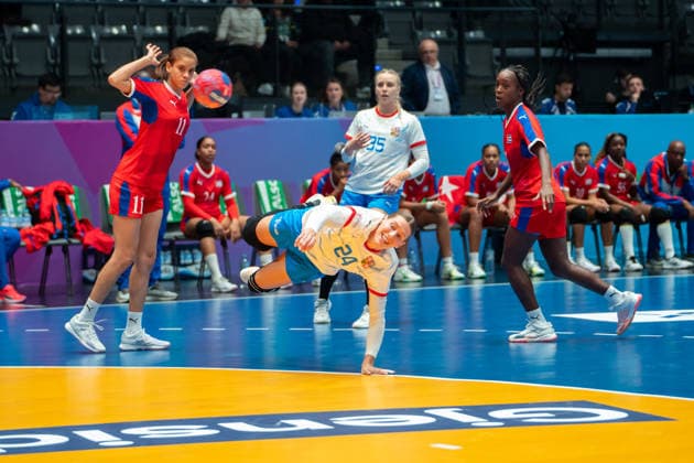 Handball I Frauen I Weltmeisterschaft I Vorrunde I 3. Spieltag I Tschechien - Kuba I 01.12.2025 Eliska Desortova (24, Tschechien) im Wurf Stuttgart Porsche Arena Baden-Württemberg Deutschland Copyright: xLobeca MaxxPetershansx