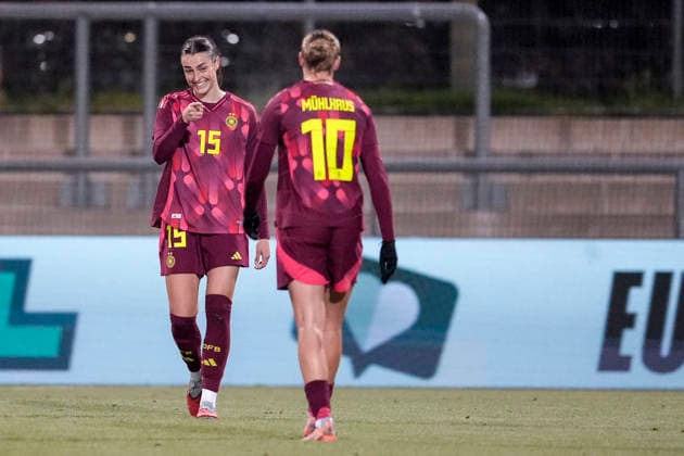 v.li.: Selina Ostermeier (Deutschland, 15), Larissa Mühlhaus (Deutschland, 10), Spielerinnen der deutschen U23-Auswahl, Jubel nach dem Schlusspfiff, Freude über den Sieg, Sieger, Gewinner, jubelt, jubeln, fröhlich, positiv, freut sich, freuen, optimistisch, Highlight, Action, Aktion, 01.12.2025, Frankfurt am Main (Deutschland), Fussball, Länderspiel, U23-Frauen, Deutschland - Frankreich, DFB DFL REGULATIONS PROHIBIT ANY USE OF PHOTOGRAPHS AS IMAGE SEQUENCES AND OR QUASI-VIDEO.