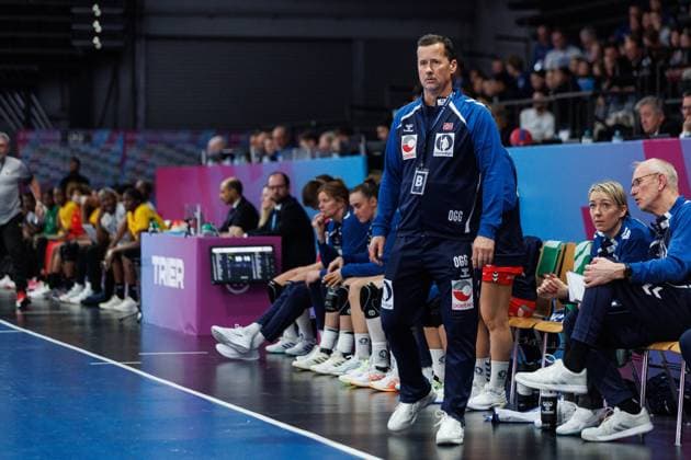 Ole Gustav Gjekstad (Trainer Norwegen) an der Seitenlinie, Norwegen vs Angola, Handball, IHF Handball Weltmeisterschaft der Frauen, 3. Spieltag, 01.12.2025 Norwegen vs Angola, Handball, IHF Handball Weltmeisterschaft der Frauen, 3. Spieltag, 01.12.2025 Copyright: xEibner-Pressefoto AlexanderxNeisx EP_ANS