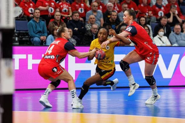 Helena Gilda Simao Paulo (Angola) im Zweikampf mit Anniken Wollik (Norwegen) und Thale Rushfeldt Deila (Norwegen), Norwegen vs Angola, Handball, IHF Handball Weltmeisterschaft der Frauen, 3. Spieltag, 01.12.2025 Norwegen vs Angola, Handball, IHF Handball Weltmeisterschaft der Frauen, 3. Spieltag, 01.12.2025 Copyright: xEibner-Pressefoto AlexanderxNeisx EP_ANS