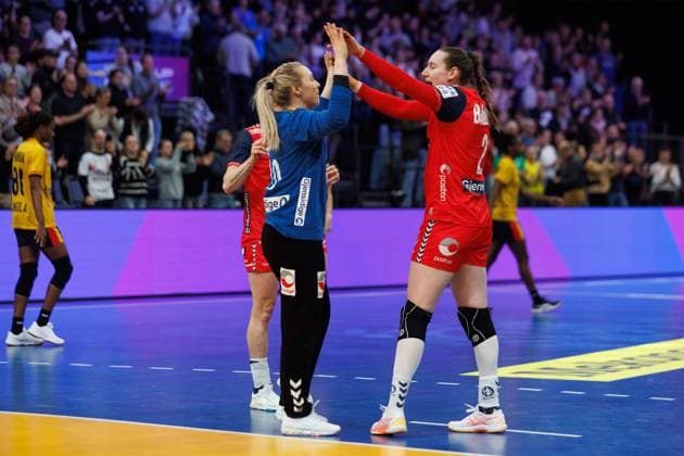 Eli Marie Raasok (Norwegen) und Ingvild Kristiansen Bakkerud (Norwegen), Norwegen vs Angola, Handball, IHF Handball Weltmeisterschaft der Frauen, 3. Spieltag, 01.12.2025 Norwegen vs Angola, Handball, IHF Handball Weltmeisterschaft der Frauen, 3. Spieltag, 01.12.2025 Copyright: xEibner-Pressefoto AlexanderxNeisx EP_ANS