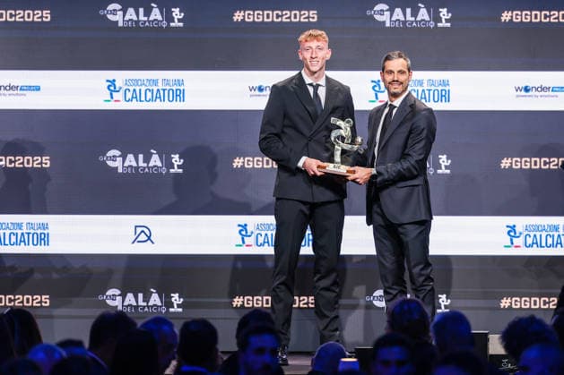 (L) Nicolo Bertola of Spezia Calcio receives the award as Best Young Player of Serie B during the Gran Galà del Calcio 2025 Oscar del Calcio Awards AIC at Spazio Antologico East End Studios in Milan Milan Italy Copyright: xBEAUTIFULxSPORTS Carabellix