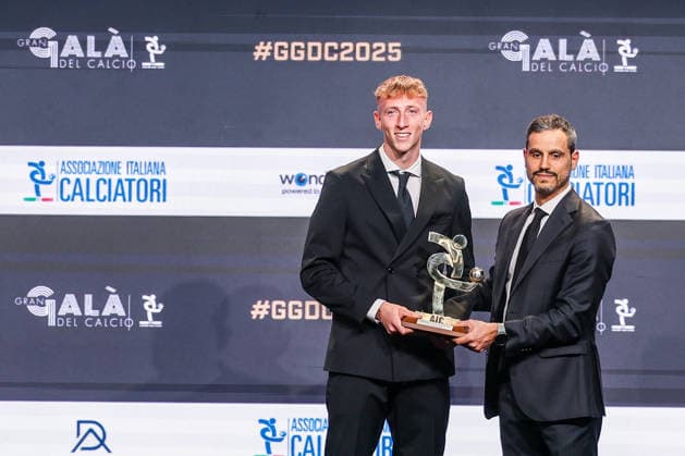 (L) Nicolo Bertola of Spezia Calcio receives the award as Best Young Player of Serie B during the Gran Galà del Calcio 2025 Oscar del Calcio Awards AIC at Spazio Antologico East End Studios in Milan Milan Italy Copyright: xBEAUTIFULxSPORTS Carabellix
