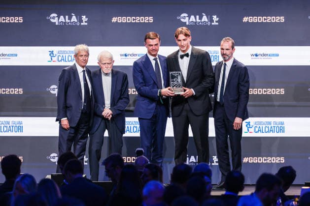 (2R) Francesco Pio Esposito of FC Internazionale receives Il Campo Giusto award during the Gran Galà del Calcio 2025 Oscar del Calcio Awards AIC at Spazio Antologico East End Studios in Milan Milan Italy Copyright: xBEAUTIFULxSPORTS Carabellix