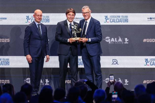 (C) Antonio Conte Head Coach of SSC Napoli receives an award as Best Coach of season 2024-2025 during the Gran Galà del Calcio 2025 Oscar del Calcio Awards AIC at Spazio Antologico East End Studios in Milan Milan Italy Copyright: xBEAUTIFULxSPORTS Carabellix