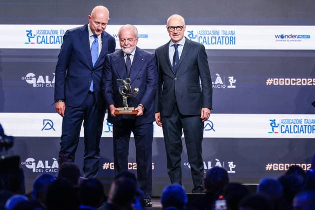 (C) Aurelio De Laurentis President of SSC Napoli receives the award as Best Club of season 2024-2025 during the Gran Galà del Calcio 2025 Oscar del Calcio Awards AIC at Spazio Antologico East End Studios in Milan Milan Italy Copyright: xBEAUTIFULxSPORTS Carabellix
