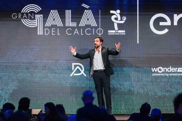Leonardo Fiaschi showman performs during the Gran Galà del Calcio 2025 Oscar del Calcio Awards AIC at Spazio Antologico East End Studios in Milan Milan Italy Copyright: xBEAUTIFULxSPORTS Carabellix