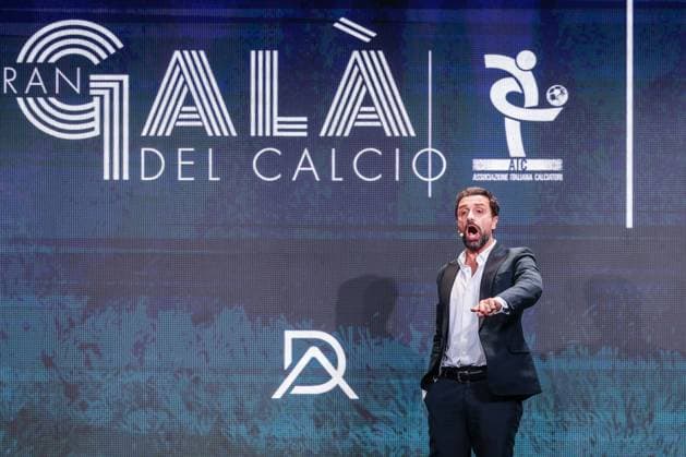 Leonardo Fiaschi showman performs during the Gran Galà del Calcio 2025 Oscar del Calcio Awards AIC at Spazio Antologico East End Studios in Milan Milan Italy Copyright: xBEAUTIFULxSPORTS Carabellix