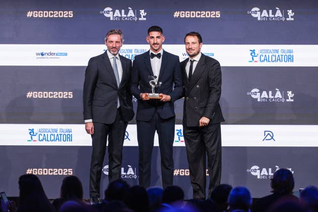 (C) Alessandro Deiola of Cagliari Calcio receives the award as Best Goal of Season 2024-2025 during the Gran Galà del Calcio 2025 Oscar del Calcio Awards AIC at Spazio Antologico East End Studios in Milan Milan Italy Copyright: xBEAUTIFULxSPORTS Carabellix