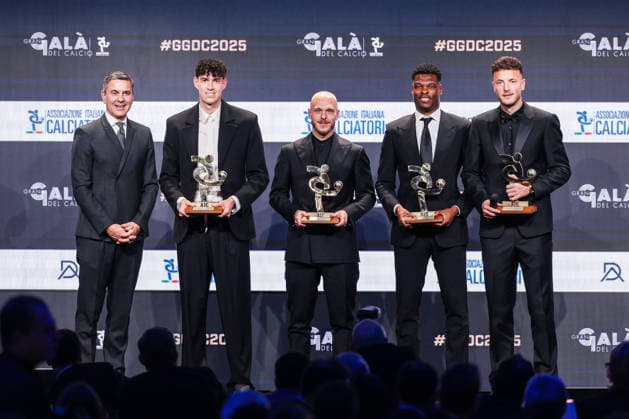 (L-R) Alessandro Billy Costacurta former professional footballer, Alessandro Bastoni, Federico Dimarco and Denzel Dumfries of FC Internazionale and Amir Rrahmani of SSC Napoli receives the award as Best Defender of Season 2024-2025 during the Gran Galà del Calcio 2025 Oscar del Calcio Awards AIC at Spazio Antologico East End Studios in Milan Milan Italy Copyright: xBEAUTIFULxSPORTS Carabellix