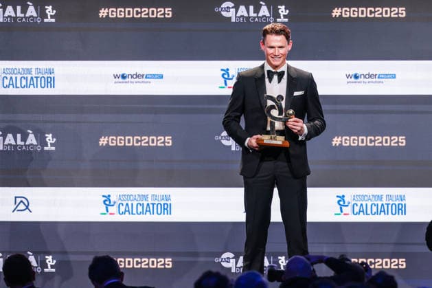 Scott McTominay of SSC receives the award as Best Midfielders of Season 2024-2025 during the Gran Galà del Calcio 2025 Oscar del Calcio Awards AIC at Spazio Antologico East End Studios in Milan Milan Italy Copyright: xBEAUTIFULxSPORTS Carabellix