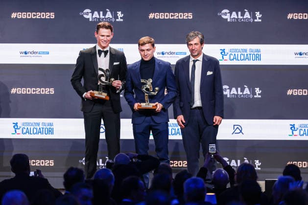 (L-R) Scott McTominay of SSC Napoli and Nicolò Barella of FC Internazionale receive the award as Best Midfielders of Season 2024-2025 during the Gran Galà del Calcio 2025 Oscar del Calcio Awards AIC at Spazio Antologico East End Studios in Milan Milan Italy Copyright: xBEAUTIFULxSPORTS Carabellix