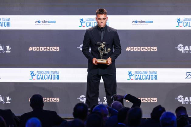 Lautaro Martinez of FC Internazionale receives the award as Best Striker of Season 2024-2025 during the Gran Galà del Calcio 2025 Oscar del Calcio Awards AIC at Spazio Antologico East End Studios in Milan Milan Italy Copyright: xBEAUTIFULxSPORTS Carabellix