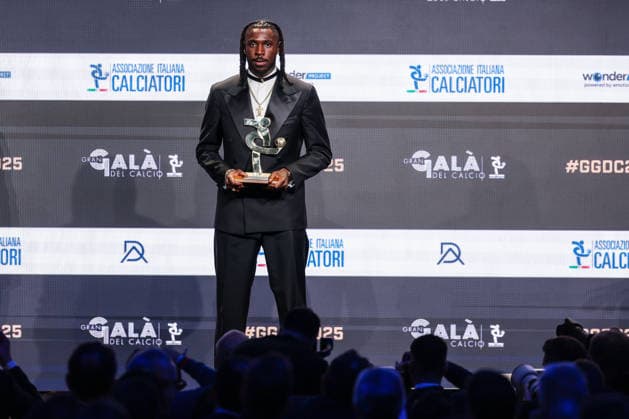 Moise Kean of ACF Fiorentina receives the award as Best Striker of Season 2024-2025 during the Gran Galà del Calcio 2025 Oscar del Calcio Awards AIC at Spazio Antologico East End Studios in Milan Milan Italy Copyright: xBEAUTIFULxSPORTS Carabellix