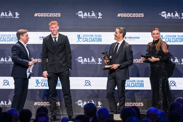 (2L) Nicolo Bertola of Spezia Calcio receives the award as Best Young Player of Serie B during the Gran Galà del Calcio 2025 Oscar del Calcio Awards AIC at Spazio Antologico East End Studios in Milan Milan Italy Copyright: xBEAUTIFULxSPORTS Carabellix