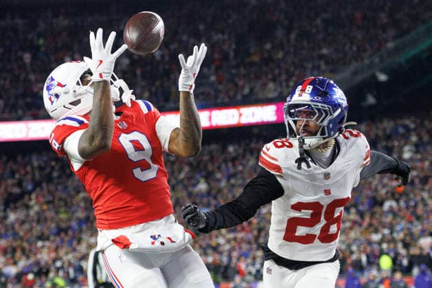 New England Patriots wide receiver Kayshon Boutte (L) makes a touchdown reception in front of defending New York Giants cornerback Cor Dale Flott (R) during the first half at Gillette Stadium in Foxborough, Massachusetts on Monday, December 01, 2025.  BOP20251201015 CJxGUNTHER