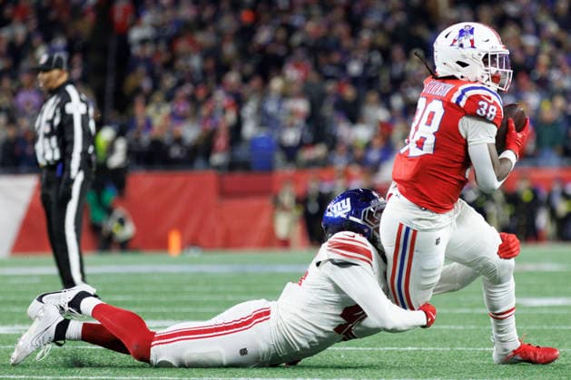 New York Giants linebacker Zaire Barnes (L) tackles New England Patriots running back Rhamondre Stevenson (R) during the first half at Gillette Stadium in Foxborough, Massachusetts on Monday, December 01, 2025.  BOP20251201023 CJxGUNTHER