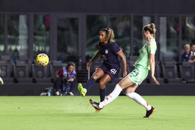 FT. LAUDERDALE, FL - DECEMBER 01: USWNT Forward Catarina Macario (20) flips the ball over the goal keeper for a goal in the first half during International Friendly, Länderspiel, Nationalmannschaft match between Italy and the United States on Monday, December 1, 2025 at Chase Stadium in Fort Lauderdale, FL. (Photo by Peter Joneleit Icon Sportswire) SOCCER: DEC 01 Women s USA vs Italy EDITORIAL USE ONLY Icon251201015