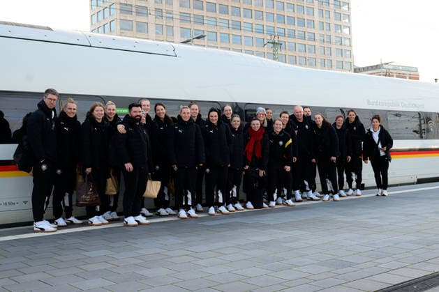 Handball, Frauen Deutschland - Bahnreise nach Dortmund die Mannschaft von Deutschland vor dem ICE Bundesrepublik Deutschland Deutschland