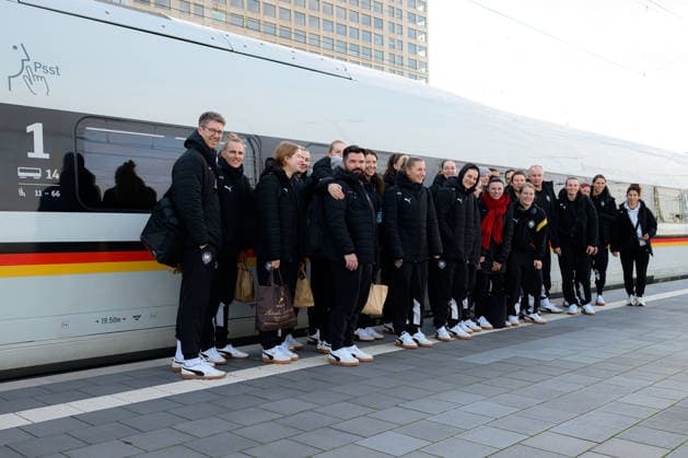 Handball, Frauen Deutschland - Bahnreise nach Dortmund die Mannschaft von Deutschland vor dem ICE Bundesrepublik Deutschland Deutschland