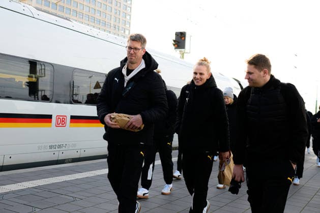 Handball, Frauen Deutschland - Bahnreise nach Dortmund Trainer Markus Gaugisch (Deutschland), Annika Lott (Deutschland) Deutschland