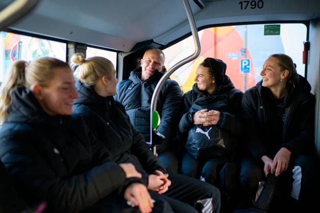 Handball, Frauen Deutschland - Bahnreise nach Dortmund v.li. Jenny Behrend (Deutschland), Torhueterin Katharina Filter (Deutschland), Athletiktrainer Dr. Simon Overkamp (Deutschland), Mareike Thomaier (Deutschland), Viola Leuchter (Deutschland) beim Transfer vom Bahnhof zum Hotel Deutschland